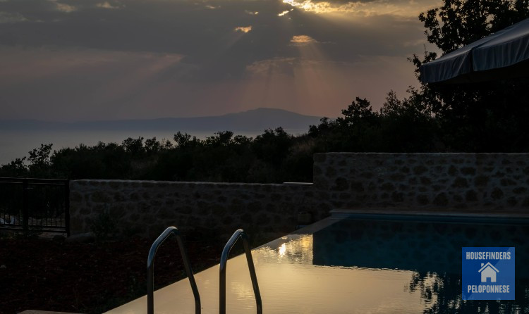 hyr-hus-pool-utsikt-mani-medelhavet-komfortabelt-boende-modern-miljo