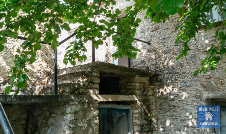 renoveringshus-traditionel-grekisk-bergsby-kato-chora-milea-messinia-mani